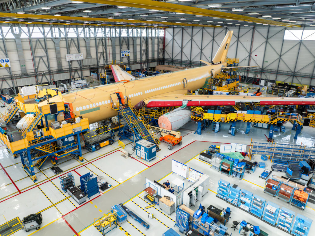 Trabajos de conversión y modificación militar de una aeronave A330 comercial en las instalaciones de Airbus Defence and Space en Getafe, Madrid. Firma: Industry Talks