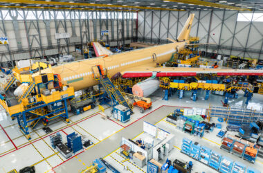 Trabajos de conversión y modificación militar de una aeronave A330 comercial en las instalaciones de Airbus Defence and Space en Getafe, Madrid. Firma: Industry Talks