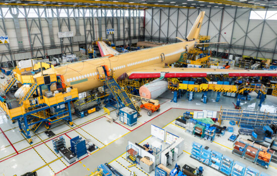 Trabajos de conversión y modificación militar de una aeronave A330 comercial en las instalaciones de Airbus Defence and Space en Getafe, Madrid. Firma: Industry Talks