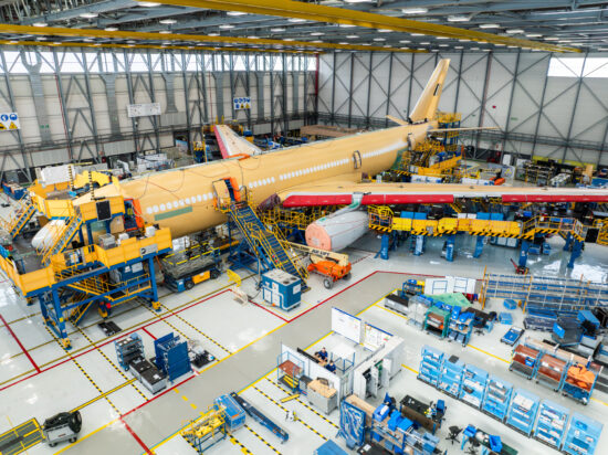 Trabajos de conversión y modificación militar de una aeronave A330 comercial en las instalaciones de Airbus Defence and Space en Getafe, Madrid. Firma: Industry Talks