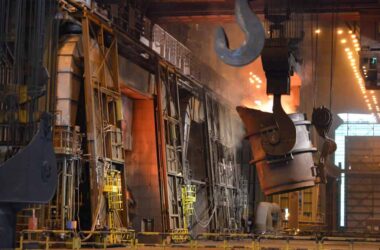 Una cuchara transporta acero fundido en la factoría asturiana de ArcelorMittal, en Avilés. Firma: ArcelorMittal