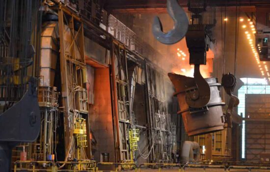 Una cuchara transporta acero fundido en la factoría asturiana de ArcelorMittal, en Avilés. Firma: ArcelorMittal