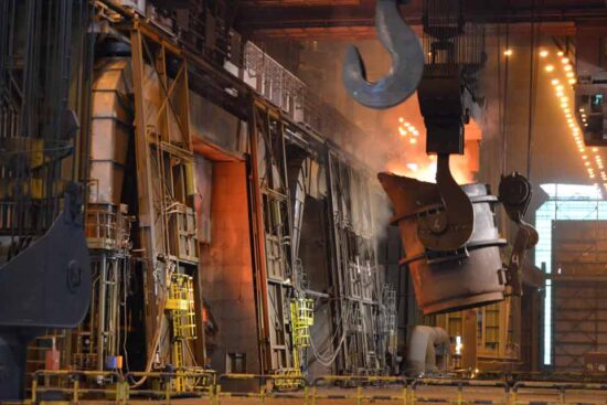 Una cuchara transporta acero fundido en la factoría asturiana de ArcelorMittal, en Avilés. Firma: ArcelorMittal