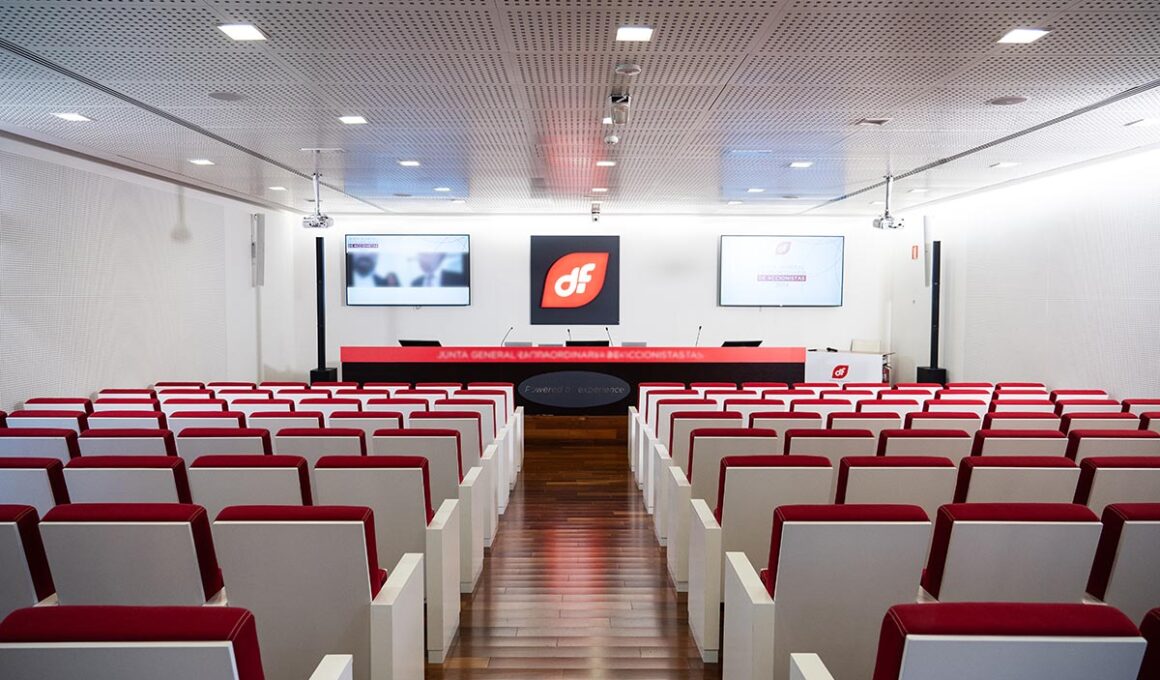 Auditorio de la sede corporativa de Duro Felguera en Gijón, escenario de sus juntas de accionistas, como la extraordinaria que se celebrará el 18 de septiembre y la que se se someterá a votación la adjudicación de un contrato de 210 millones de euros como operación vinculada con su accionista principal, el Grupo Prodi, para la construcción de una planta de ciclo combinado en México, conocido como proyecto Tula. Firma: Duro Felguera