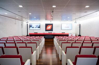 Auditorio de la sede corporativa de Duro Felguera en Gijón, escenario de sus juntas de accionistas, como la extraordinaria que se celebrará el 18 de septiembre y la que se se someterá a votación la adjudicación de un contrato de 210 millones de euros como operación vinculada con su accionista principal, el Grupo Prodi, para la construcción de una planta de ciclo combinado en México, conocido como proyecto Tula. Firma: Duro Felguera