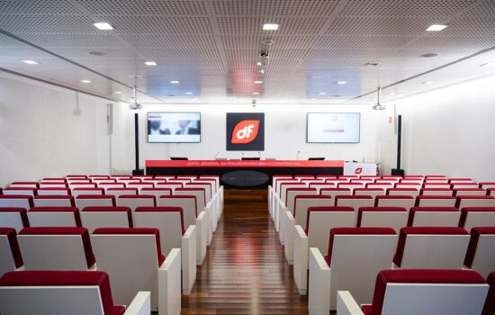 Auditorio de la sede corporativa de Duro Felguera en Gijón, escenario de sus juntas de accionistas, como la extraordinaria que se celebrará el 18 de septiembre y la que se se someterá a votación la adjudicación de un contrato de 210 millones de euros como operación vinculada con su accionista principal, el Grupo Prodi, para la construcción de una planta de ciclo combinado en México, conocido como proyecto Tula. Firma: Duro Felguera