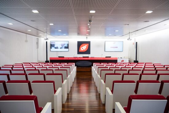 Auditorio de la sede corporativa de Duro Felguera en Gijón, escenario de sus juntas de accionistas, como la extraordinaria que se celebrará el 18 de septiembre y la que se se someterá a votación la adjudicación de un contrato de 210 millones de euros como operación vinculada con su accionista principal, el Grupo Prodi, para la construcción de una planta de ciclo combinado en México, conocido como proyecto Tula. Firma: Duro Felguera
