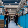Operarios en la planta de Teknia Bilbao (Vizcaya) trabajando en las líneas de mecanizado de componentes de automoción. Firma: Teknia