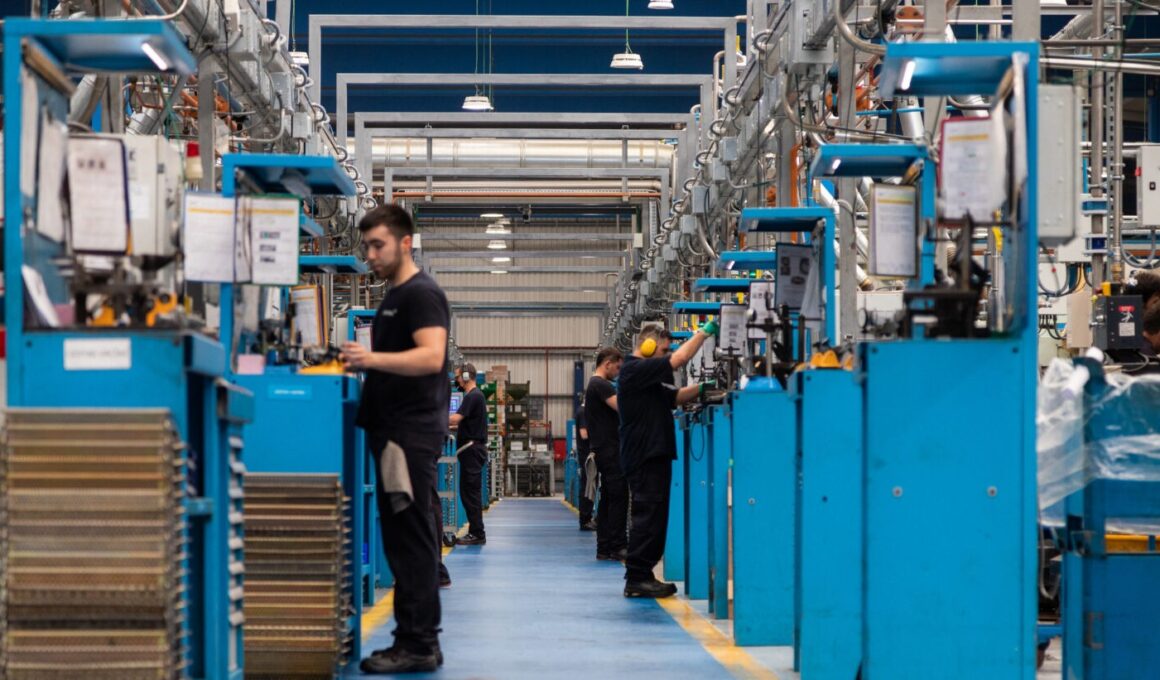 Operarios en la planta de Teknia Bilbao (Vizcaya) trabajando en las líneas de mecanizado de componentes de automoción. Firma: Teknia