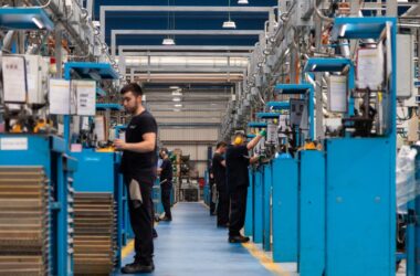 Operarios en la planta de Teknia Bilbao (Vizcaya) trabajando en las líneas de mecanizado de componentes de automoción. Firma: Teknia