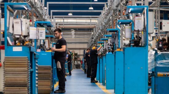 Operarios en la planta de Teknia Bilbao (Vizcaya) trabajando en las líneas de mecanizado de componentes de automoción. Firma: Teknia