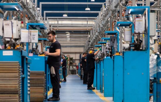 Operarios en la planta de Teknia Bilbao (Vizcaya) trabajando en las líneas de mecanizado de componentes de automoción. Firma: Teknia