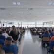 Trabajadores de Airbus asisten a una asamblea informativa multitudinaria en la planta de la multinacional aeroespacial en Getafe (Madrid). Firma: CCOO