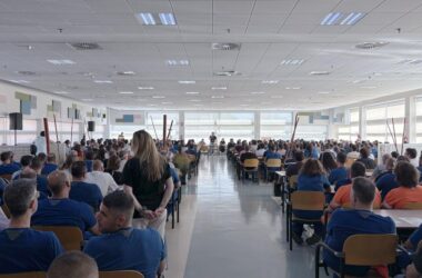 Trabajadores de Airbus asisten a una asamblea informativa multitudinaria en la planta de la multinacional aeroespacial en Getafe (Madrid). Firma: CCOO