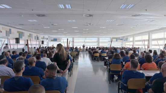Trabajadores de Airbus asisten a una asamblea informativa multitudinaria en la planta de la multinacional aeroespacial en Getafe (Madrid). Firma: CCOO