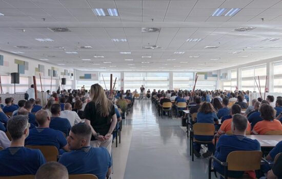 Trabajadores de Airbus asisten a una asamblea informativa multitudinaria en la planta de la multinacional aeroespacial en Getafe (Madrid). Firma: CCOO