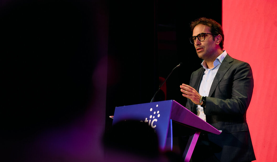 El vicepresidente primero del Gobierno y ministro de Economía, Comercio y Empresa, Carlos Cuerpo, en la clausura del encuentro anual de la patronal de la industria digital Ametic, en Santander. Firma: Ametic