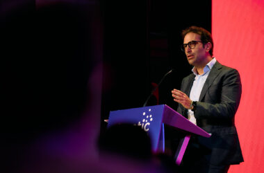 El vicepresidente primero del Gobierno y ministro de Economía, Comercio y Empresa, Carlos Cuerpo, en la clausura del encuentro anual de la patronal de la industria digital Ametic, en Santander. Firma: Ametic
