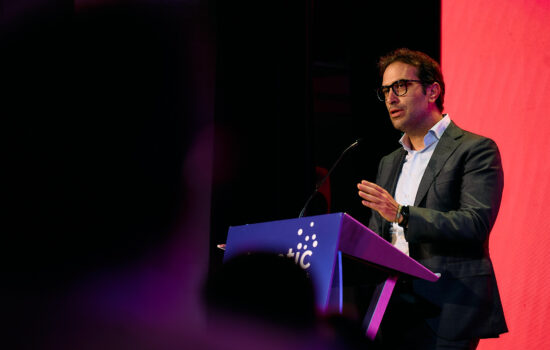 El vicepresidente primero del Gobierno y ministro de Economía, Comercio y Empresa, Carlos Cuerpo, en la clausura del encuentro anual de la patronal de la industria digital Ametic, en Santander. Firma: Ametic