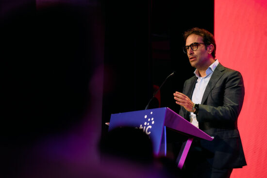 El vicepresidente primero del Gobierno y ministro de Economía, Comercio y Empresa, Carlos Cuerpo, en la clausura del encuentro anual de la patronal de la industria digital Ametic, en Santander. Firma: Ametic