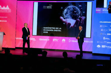 Jorge Morillo, presidente de la Comisión de Agenda y Estrategia Digital, (izda.) y Celestino García, director general de Ametic, en la presentación del 'Barómetro de la economía digital'. Firma: Ametic
