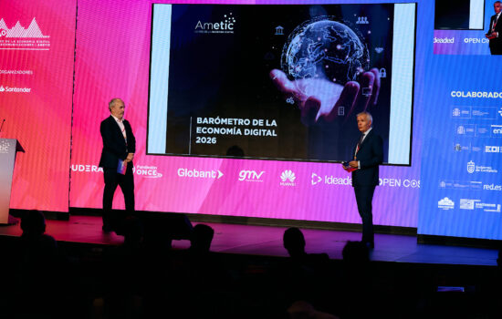 Jorge Morillo, presidente de la Comisión de Agenda y Estrategia Digital, (izda.) y Celestino García, director general de Ametic, en la presentación del 'Barómetro de la economía digital'. Firma: Ametic