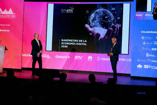 Jorge Morillo, presidente de la Comisión de Agenda y Estrategia Digital, (izda.) y Celestino García, director general de Ametic, en la presentación del 'Barómetro de la economía digital'. Firma: Ametic