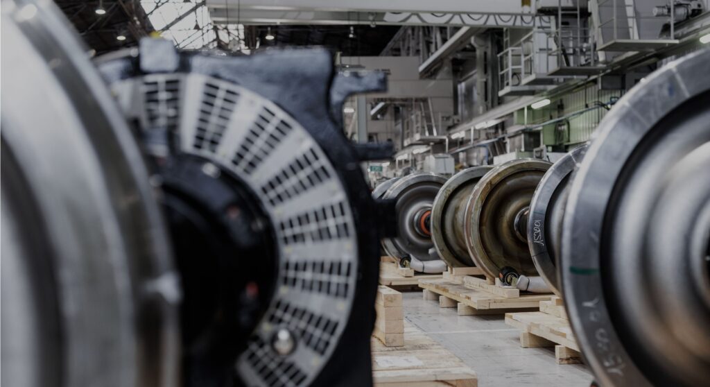 Línea de montaje de ejes y sistemas de propulsión ferroviaria en la fábrica principal de CAF en Beasain (Gipuzkoa). Firma: CAF