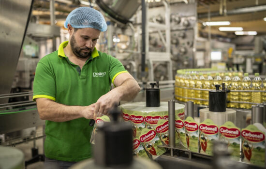 Un operario supervisa la línea de envasado de alta velocidad de aceite de oliva Carbonell en el complejo industrial de Deoleo en Alcolea, Córdoba. Firma: Deoleo