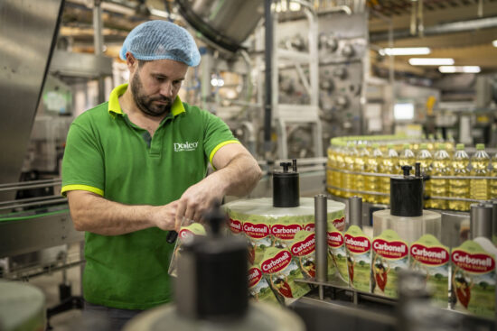Un operario supervisa la línea de envasado de alta velocidad de aceite de oliva Carbonell en el complejo industrial de Deoleo en Alcolea, Córdoba. Firma: Deoleo