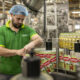 Un operario supervisa la línea de envasado de alta velocidad de aceite de oliva Carbonell en el complejo industrial de Deoleo en Alcolea, Córdoba. Firma: Deoleo
