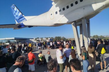 Trabajadores de Airbus se concentran en señal de protesta junto al emblemático avión de exposición CASA CN-235 en la planta de San Pablo (Sevilla). Firma: Industry Talks