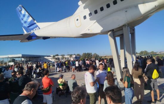 Trabajadores de Airbus se concentran en señal de protesta junto al emblemático avión de exposición CASA CN-235 en la planta de San Pablo (Sevilla). Firma: Industry Talks