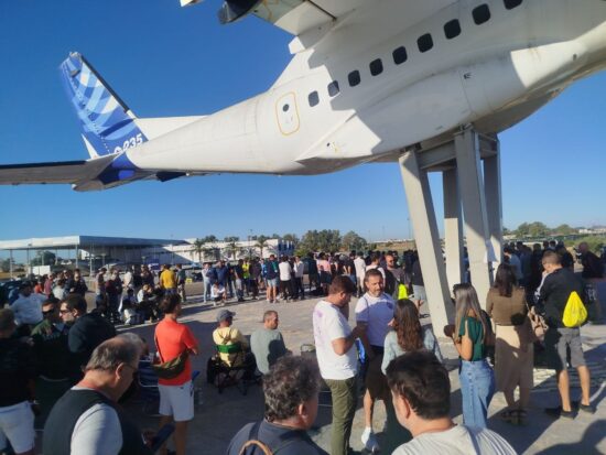 Trabajadores de Airbus se concentran en señal de protesta junto al emblemático avión de exposición CASA CN-235 en la planta de San Pablo (Sevilla). Firma: Industry Talks