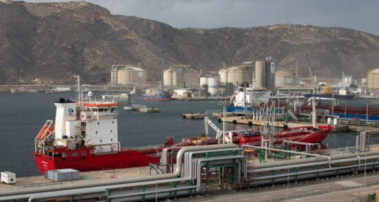 La dársena industrial del Valle de Escombreras, en Cartagena (Murcia): un ecosistema en el que conviven Repsol, Exolum y Sabic. Firma: Repsol