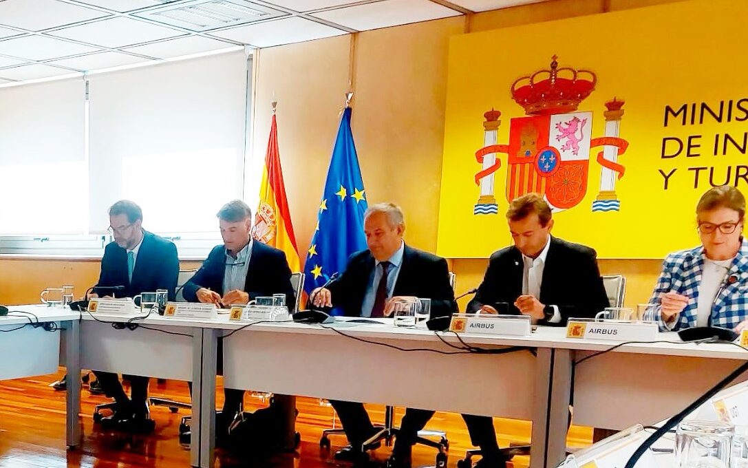 Desde la izda.: Jordi Gª Brustenga (secretario de Estado de Industria), Manuel de la Rocha (Presidencia del Gobierno), el ministro de Industria Jordi Hereu, Guillaume Faury (CEO de Airbus) y Carmen-Maja Rex (directora global de RRHH de Airbus) durante la reunión en el Ministerio de Industria en Madrid en la que se ha alcanzado el acuerdo que se someterá al voto de la plantilla. Firma: CCOO Industria