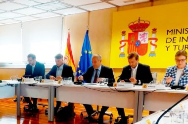 Desde la izda.: Jordi Gª Brustenga (secretario de Estado de Industria), Manuel de la Rocha (Presidencia del Gobierno), el ministro de Industria Jordi Hereu, Guillaume Faury (CEO de Airbus) y Carmen-Maja Rex (directora global de RRHH de Airbus) durante la reunión en el Ministerio de Industria en Madrid en la que se ha alcanzado el acuerdo que se someterá al voto de la plantilla. Firma: CCOO Industria