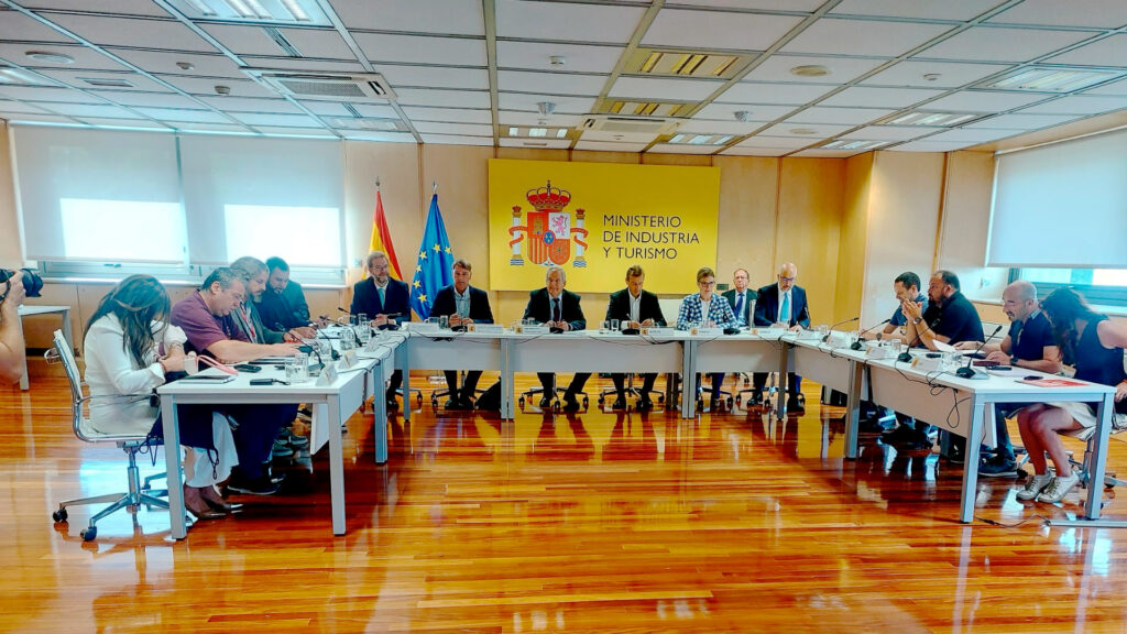 Desde la izda.: Jordi Gª Brustenga (secretario de Estado de Industria), Manuel de la Rocha (Presidencia del Gobierno), el ministro Jordi Hereu, Guillaume Faury (CEO de Airbus) y Carmen-Maja Rex (directora global de RRHH de Airbus). Frima: CCOO Industria