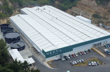 Fábrica de hilatura y tejeduría a gran escala de Nextil en la localidad de Fraijanes (Guatemala), inaugurada en octubre de 2024 como puerta de entrada sin aranceles al mercado estadounidense. Firma: Carama Oficial de Comercio de España en Guatemala
