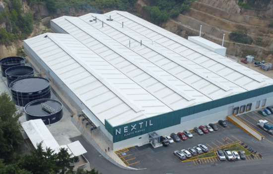 Fábrica de hilatura y tejeduría a gran escala de Nextil en la localidad de Fraijanes (Guatemala), inaugurada en octubre de 2024 como puerta de entrada sin aranceles al mercado estadounidense. Firma: Carama Oficial de Comercio de España en Guatemala