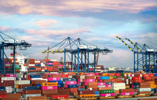 Terminal de contenedores en el Puerto de Los Ángeles (EEUU), uno de los principales destinos en el Pacífico para los buques de carga españoles que cruzan el Canal de Panamá. Firma: industry TALKS