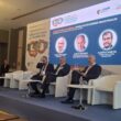 Mesa de apertura 'Mensajes de líderes industriales'. De izquierda a derecha: Alberto Martín, socio consultoría Energía en PwC, Carlos Reinoso, portavoz de Alianza por la Competitividad Industria y Rubén Hernando, senior advisor de FTI.