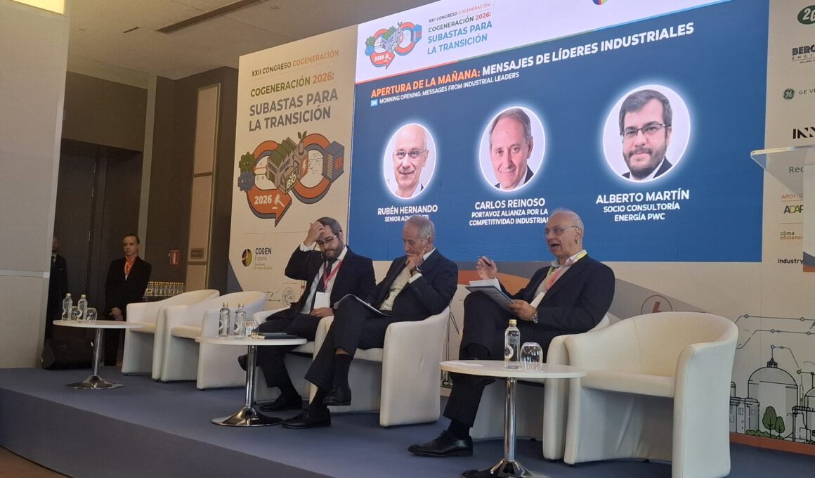 Mesa de apertura 'Mensajes de líderes industriales'. De izquierda a derecha: Alberto Martín, socio consultoría Energía en PwC, Carlos Reinoso, portavoz de Alianza por la Competitividad Industria y Rubén Hernando, senior advisor de FTI.