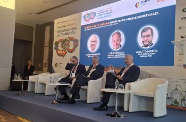 Mesa de apertura 'Mensajes de líderes industriales'. De izquierda a derecha: Alberto Martín, socio consultoría Energía en PwC, Carlos Reinoso, portavoz de Alianza por la Competitividad Industria y Rubén Hernando, senior advisor de FTI.