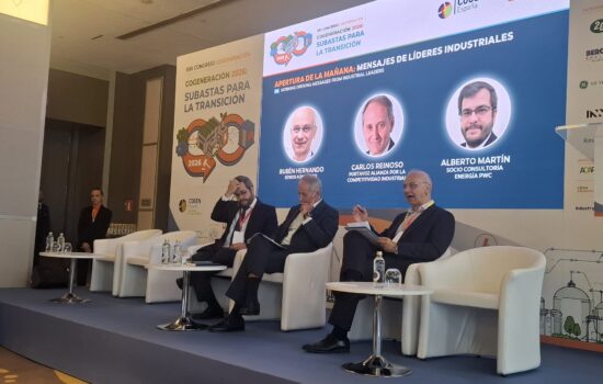 Mesa de apertura 'Mensajes de líderes industriales'. De izquierda a derecha: Alberto Martín, socio consultoría Energía en PwC, Carlos Reinoso, portavoz de Alianza por la Competitividad Industria y Rubén Hernando, senior advisor de FTI.