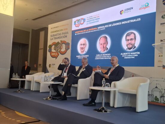 Mesa de apertura 'Mensajes de líderes industriales'. De izquierda a derecha: Alberto Martín, socio consultoría Energía en PwC, Carlos Reinoso, portavoz de Alianza por la Competitividad Industria y Rubén Hernando, senior advisor de FTI.